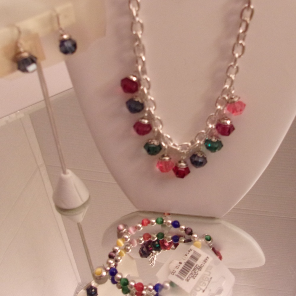 NWTS $35 IPPO NECKLACE EARRINGS & BRACELET B408